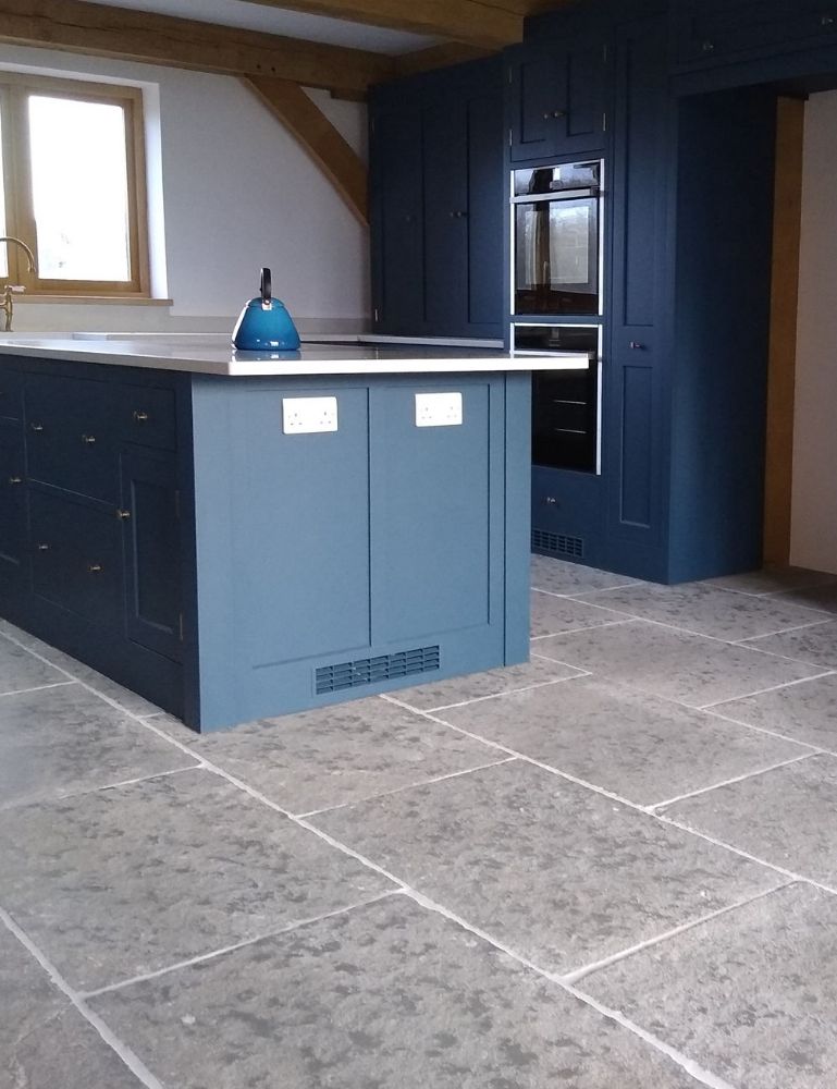 Picture for category RUTLAND GREY TUMBLED LIMESTONE