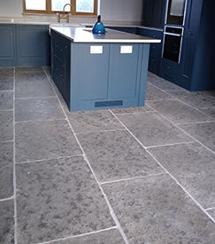 Picture for category RUTLAND GREY TUMBLED LIMESTONE