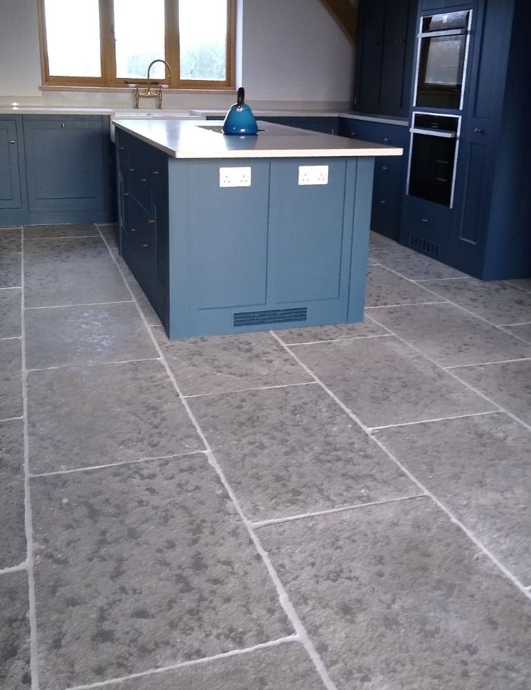 Picture for category RUTLAND GREY TUMBLED LIMESTONE